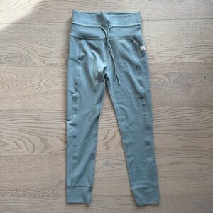 NWOT Vuori Daily Pocket Legging | S